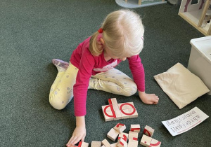 dziecko konstruuje litery z klocków dedykowanych "skutecznemu zdziwieniu"